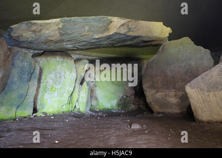 Barclodiad y Gawres, chambre funéraire, Anglesey, Nord-Ouest du pays de Galles. Banque D'Images