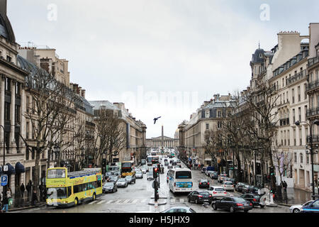 PARIS, FRANCE - 31 décembre 2011 : L'Open Tour Bus sur la rue de Paris. Circulation de la ville. Banque D'Images