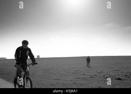 Des cyclistes et walker sur Town Moor, Newcastle upon Tyne, Angleterre Banque D'Images