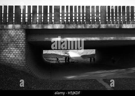 Cycliste et les jeunes dans le passage souterrain, Newcastle upon Tyne, Angleterre Banque D'Images