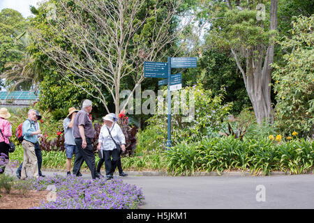 Les visiteurs de la réception d'un tour à travers les Jardins botaniques royaux de Sydney, Nouvelle Galles du Sud, Australie Banque D'Images