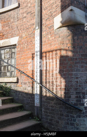 Jauge sur le côté d'une maison par la rivière Severn à Shrewsbury pour mesurer les niveaux de la rivière lorsqu'il inonde Banque D'Images