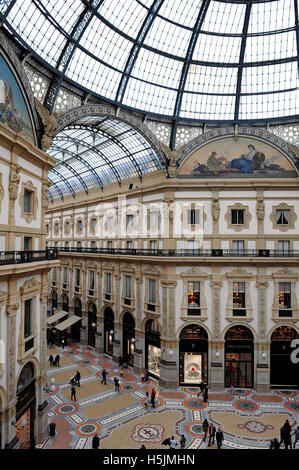 Récemment restauré, la galerie Vittorio Emanuele II à Milan, Italie Banque D'Images