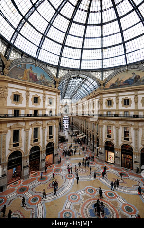 Récemment restauré, la galerie Vittorio Emanuele II à Milan, Italie Banque D'Images