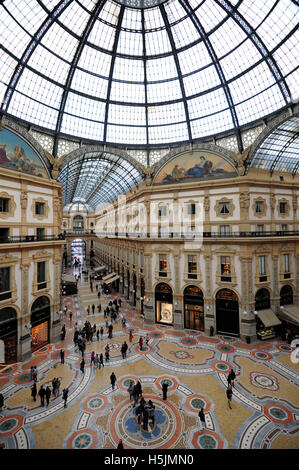 Récemment restauré la galerie Vittorio Emanuele II à Milan, Italie Banque D'Images