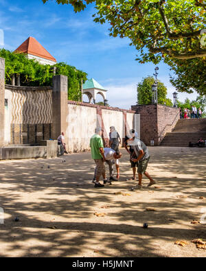 Platanenhain, Mathildenhöhe, Darmstadt. Les hommes jouer aux boules, boules, pétanque à Bernhard Hoetger's arbre plan Grove Banque D'Images