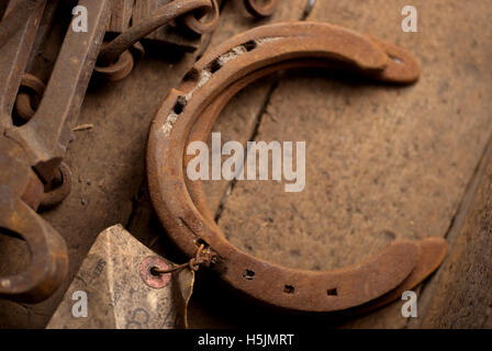 Deux fers rouillés dans une boîte en bois / Lucky three horseshoes Banque D'Images