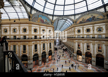 Récemment restauré, la galerie Vittorio Emanuele II à Milan, Italie Banque D'Images