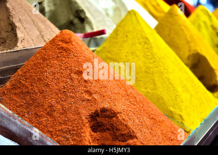 Variété d'épices sur les rues arabes market stall Banque D'Images