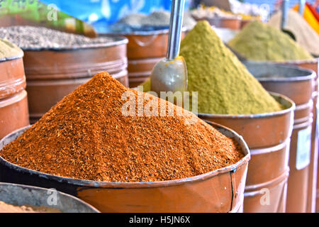 Variété d'épices sur les rues arabes market stall Banque D'Images