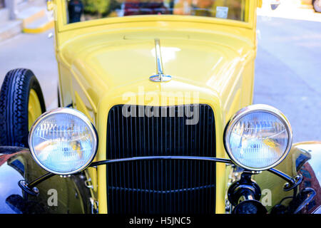 Années 1930 une camionnette jaune à l'extérieur Pack's Tavern sur rue au centre-ville de Asheville NC Banque D'Images