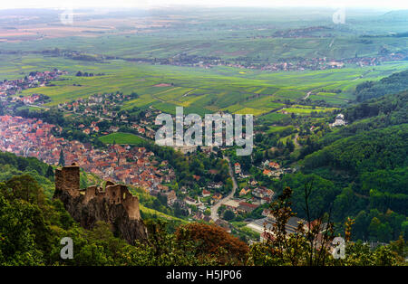 Vue panoramique aérienne Tilt-shift vue village Ribeauville de drone, Alsace, France Banque D'Images