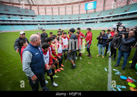 Le Brésil. 20 octobre, 2016. La star brésilienne du football Ronaldinho avec l'Azerbaïdjan U15 les élèves de l'école après le conférence de presse au Stade Olympique. Club de football 'Gabala' est la préparation de la mise en œuvre du projet en collaboration avec le renommé transitaire brésilien Ronaldinho. Ronaldinho est à Bakou et assistera à l'ouverture de la représentation de l'Académie de Football (Soccer Ronaldinho Academy). L'école sera recruté des enfants à partir de 6 ans, où la formation sera payée et libre. La création de ces écoles vous donnera un élan à l'élaboration de football dans le pays. © PACIFIC PRES Banque D'Images