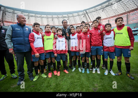 Le Brésil. 20 octobre, 2016. La star brésilienne du football Ronaldinho (C) constitue avec l'Azerbaïdjan U15 les élèves de l'école après le conférence de presse au Stade Olympique. Club de football 'Gabala' est la préparation de la mise en œuvre du projet en collaboration avec le renommé transitaire brésilien Ronaldinho. Ronaldinho est à Bakou et assistera à l'ouverture de la représentation de l'Académie de Football (Soccer Ronaldinho Academy). L'école sera recruté des enfants à partir de 6 ans, où la formation sera payée et libre. La création de ces écoles vous donnera un élan à l'élaboration de football dans le pays. © PA Banque D'Images