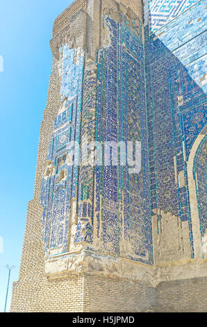 Les modèles traditionnels de l'islam bleu carreaux couvre le mur en ruines du palais Ak-Saray de Shakhrisabz, Ouzbékistan. Banque D'Images