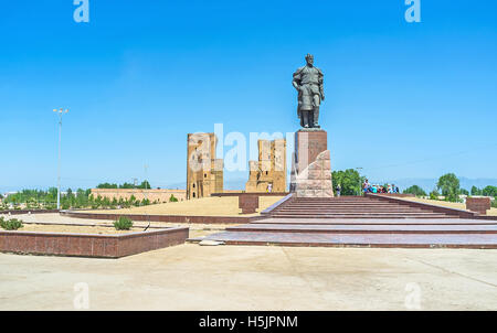 Le monument à l'Turco-Mongol Amir Temur conquérant dans l'endroit de sa naissance avec les ruines du palais Ak-Saray Banque D'Images