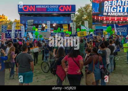 Las Vegas, États-Unis. 19 Oct, 2016. Des centaines de démocrates, les républicains, les verts et les libéraux se sont réunis sur le campus de l'Université de Las Vegas (UNLV), où le dernier débat présidentiel a eu lieu, d'exprimer leur préférence pour POTUS © Michael Nigro/Pacific Press/Alamy Live News Banque D'Images