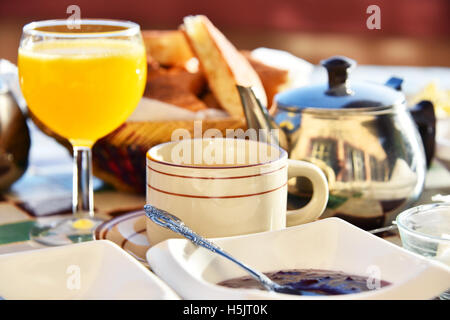 Petit-déjeuner marocain servi sur la terrasse de l'hôtel dans la région de montagnes de l'Atlas. Banque D'Images