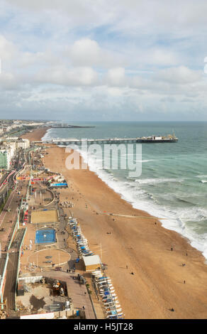 Front de mer de Brighton et de la plage - Vue de dessus de la tour d'observation i360, Brighton, East Sussex England UK Banque D'Images