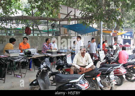 Les notaires publics à l'extérieur du bureau d'enregistrement (dépêche écrite, Delhi, Inde, Asie du Sud Banque D'Images