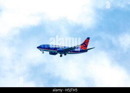 Sun Country Boeing 737-700 N716Y atterrissant à l'Aéroport International de San Francisco (SFO) Banque D'Images