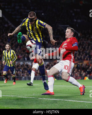 Le Fenerbahce Martin Skrtel (à gauche) et de Manchester United Wayne Rooney bataille pour la balle au cours de l'UEFA Europa League match à Old Trafford, Manchester. Banque D'Images