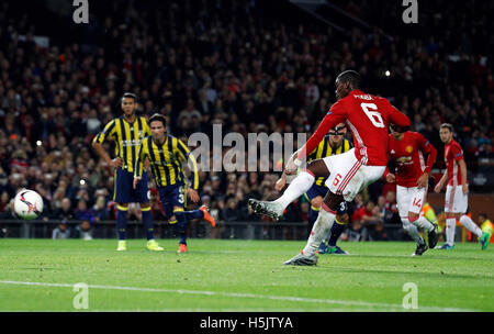 Paul Pogba Manchester United du côté marque son premier but du jeu du point de penalty au cours de l'UEFA Europa League à Old Trafford, Manchester. Banque D'Images