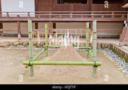 Tatesuna près de l'Oratoire de sanctuaire Shinto Ujigami Haiden dans la ville de Uji près de Kyoto Banque D'Images