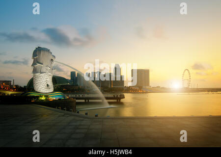 Fontaine du Merlion et marina bay le matin, à Singapour. Lever du soleil à Singapour. Banque D'Images