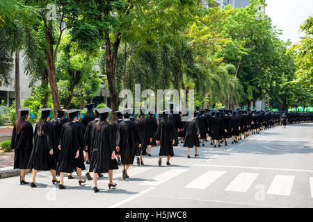 Retour des diplômés au cours de l'ouverture à l'université. Balades d'études supérieures. Banque D'Images