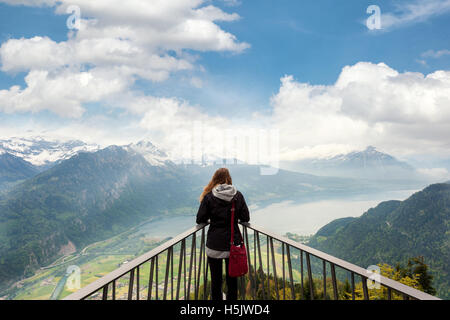 Femme traverler à la vue aérienne du centre-ville et de l'Interlaken plus difficile à Kulm à Interlaken, Suisse Banque D'Images