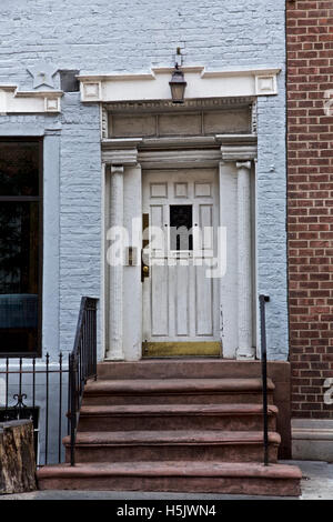 Météo porte, partie d'une maison, NYC, USA Banque D'Images