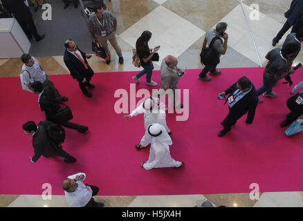 Dubaï, Émirats arabes unis. 17 Oct, 2016. Créer des liens vitaux avec les autres experts de l'industrie, des prescripteurs et des décideurs supérieurs pour commencer à jeter les fondements de l'avenir. © Robert Oswald Alfiler/Pacific Press/Alamy Live News Banque D'Images