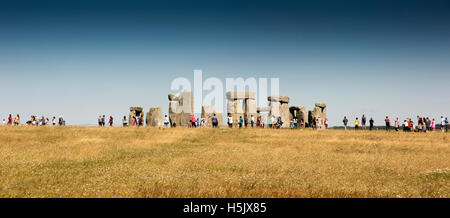 Royaume-uni, Angleterre, dans le Wiltshire, Amesbury, foule pour visiteurs d'été à Stonehenge, vue panoramique Banque D'Images