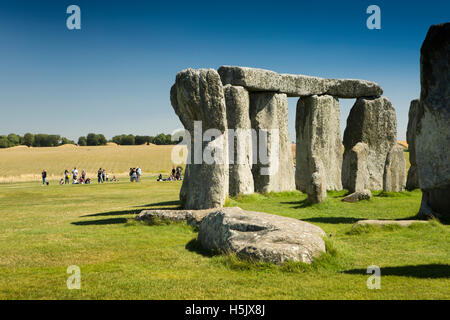 Royaume-uni, Angleterre, Wiltshire, pierres de Stonehenge avec les visiteurs derrière Banque D'Images