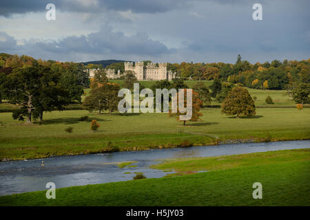 Étages château donnant sur la rivière Tweed et face à la mine Cheviot Hills, le coeur du Duc de Roxburghe's family Estate. Banque D'Images