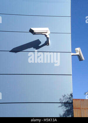 Deux caméras de sécurité sur l'édifice bleu corner Banque D'Images