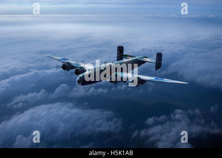 Un solitaire RAF Handley Page Halifax MK III fait son chemin de retour à sa base dans le sud de l'Angleterre en 1944. Banque D'Images