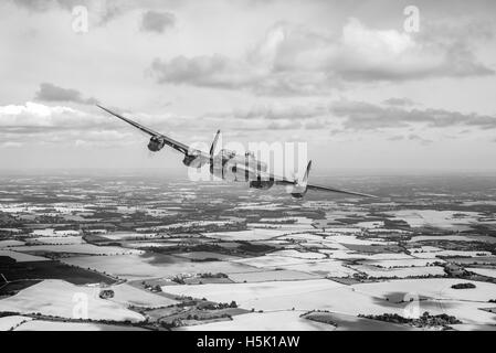 Un bombardier Lancaster sur l'exécuter dans son terrain d'accueil dans l'Est de l'Angleterre. Banque D'Images