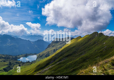 Lake dans le Seealpsee Allgau Alpes au-dessus de d'Oberstdorf, Allemagne. Banque D'Images