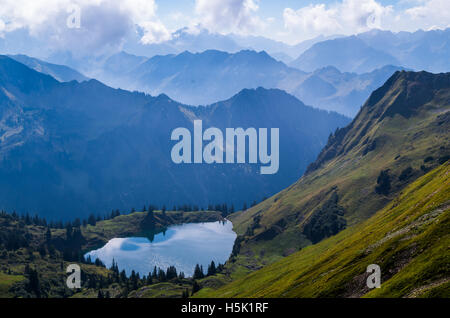 Lake dans le Seealpsee paysage de montagne des Alpes au-dessus de l'Allgau Oberstdorf, Allemagne. Banque D'Images