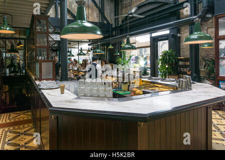 Dishoom restaurant à King's Cross est un hommage à l'Irani cafés qu'une fois s'est épanouie à Bombay. Banque D'Images