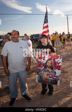 Eloy, Arizona - un rassemblement et veillée au centre de détention d'immigrants Eloy proteste contre la détention des migrants dans une prison privée. Banque D'Images