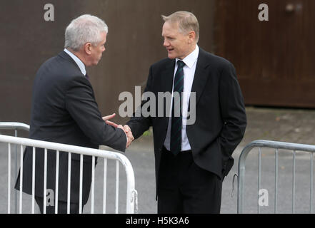 L'Irlande l'entraîneur-chef Joe Schmidt (à droite) arrive à l'église St Flannan, Killaloe, comté de Clare. Banque D'Images