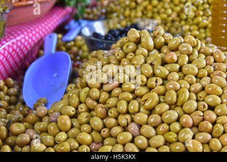 Assorted olives sur le marché d'Arab Street, WC séparés. Banque D'Images