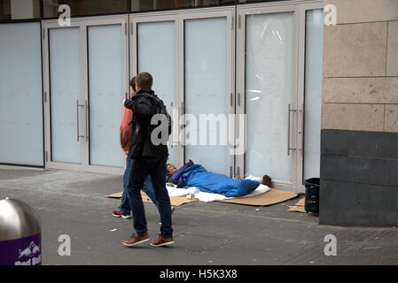 Sans-abri avec des possessions dans Buchanan Street, Glasgow Banque D'Images