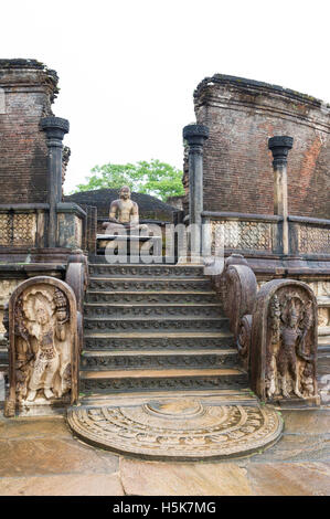 Bouddha assis dans le Vatadage (circulaire) dans la chambre de la relique quadrilatère sacré dans la ville ancienne de Polonnaruwa, Sri Lanka Banque D'Images