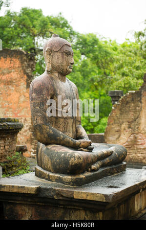 Bouddha assis dans le Vatadage (circulaire) dans la chambre de la relique quadrilatère sacré dans la ville ancienne de Polonnaruwa, Sri Lanka Banque D'Images