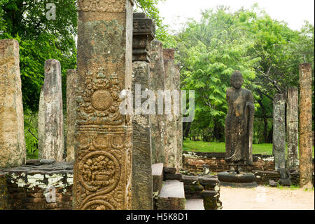 Statue de Bouddha dans l'Atadage dans le quadrilatère sacré dans la ville ancienne de Polonnaruwa, Sri Lanka Banque D'Images