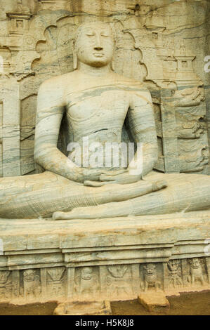 Statue de Bouddha sculptée de Gal Vihara dans la ville ancienne de Polonnaruwa, Sri Lanka Banque D'Images